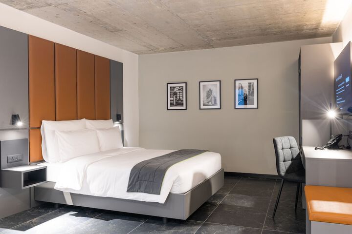 Room 16 of 82