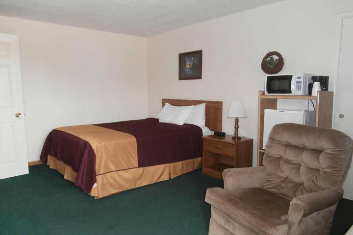 1 Queen Bed (2 of 12)