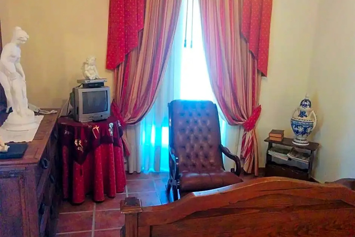 Room 4 of 15
