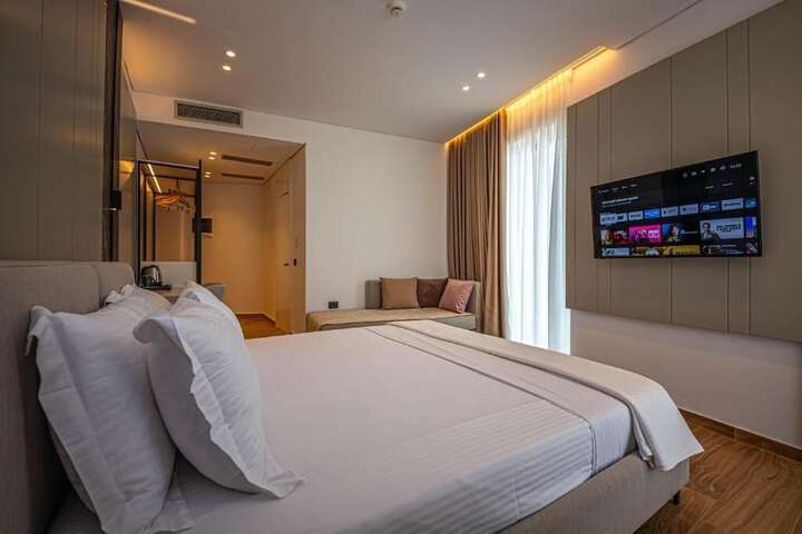 Room 5 of 80
