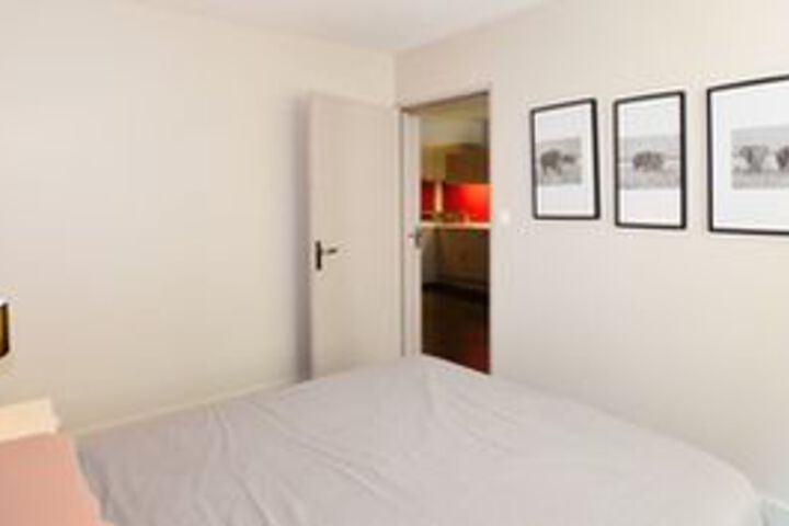 Room 4 of 12