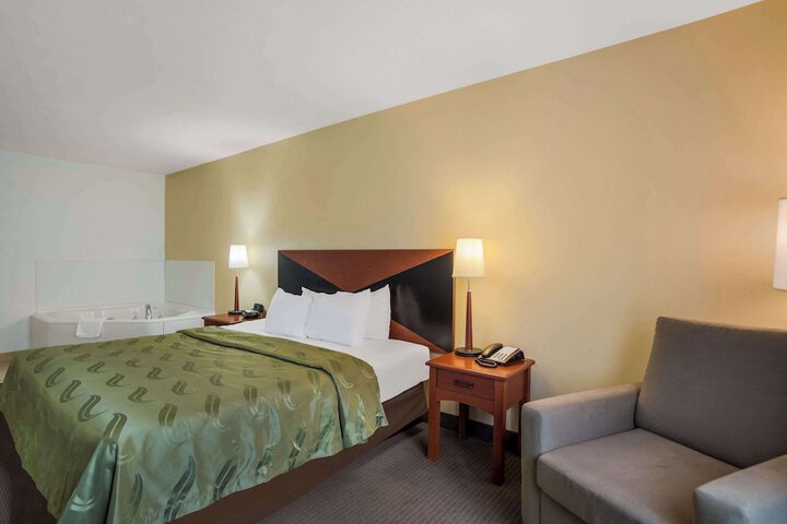 1 King Bed (5 of 13)