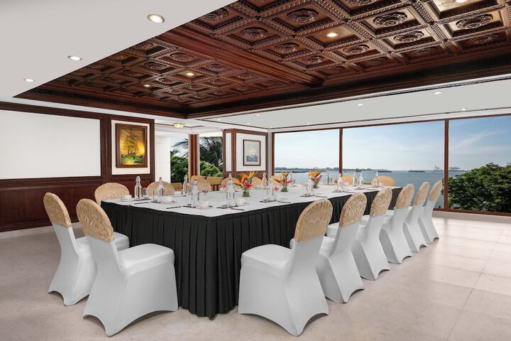 Ballroom/Hall 39 of 44