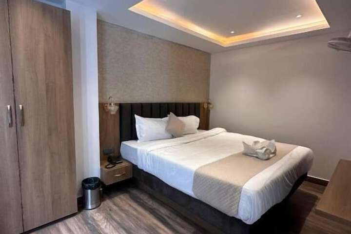 Room 14 of 32