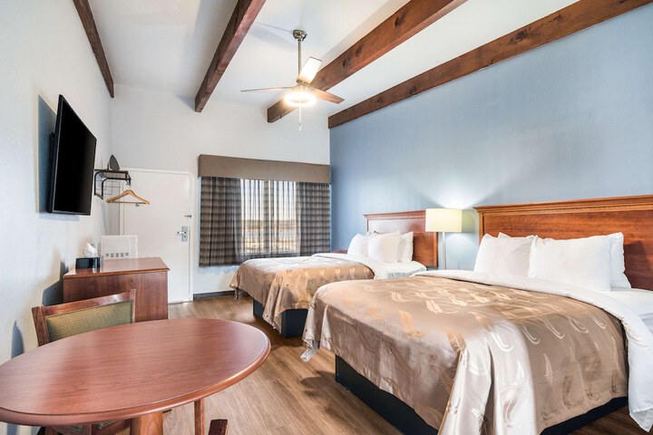 2 Queen Beds (13 of 18)