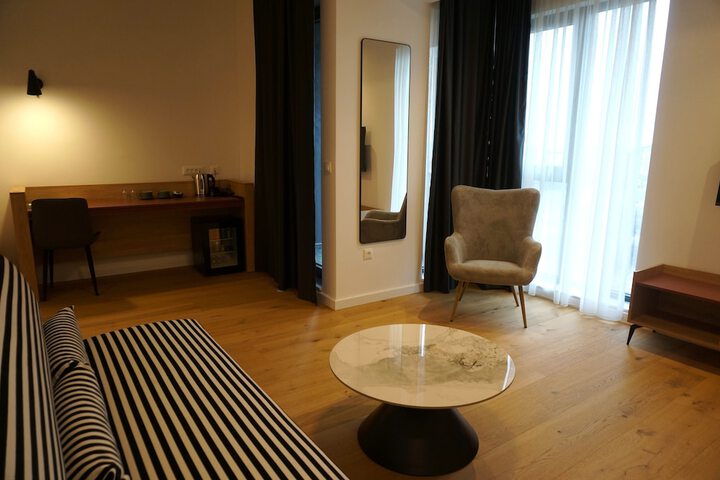 Room 28 of 69
