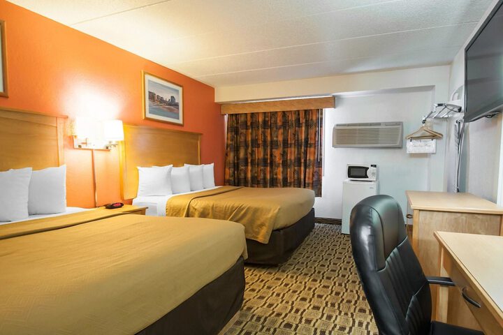 1 Queen Bed (7 of 14)