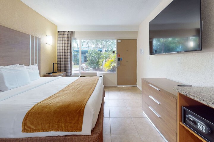 Deluxe King Bed Accessible (3 of 33)