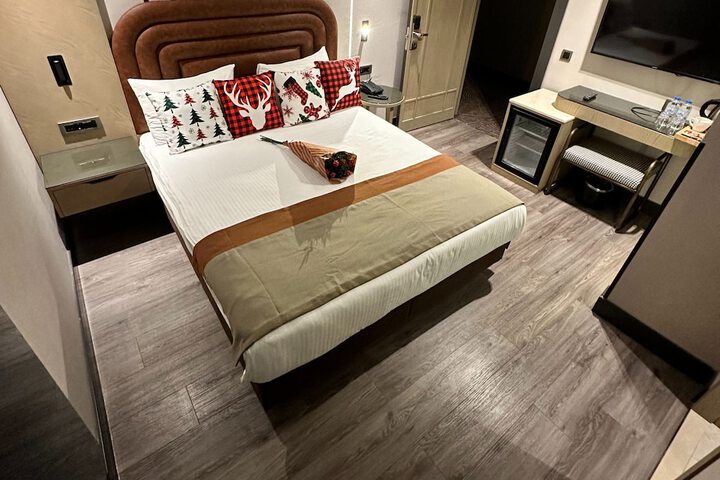 Room 6 of 96
