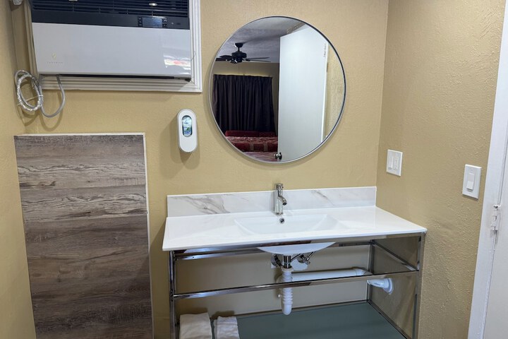 Room 12 of 28