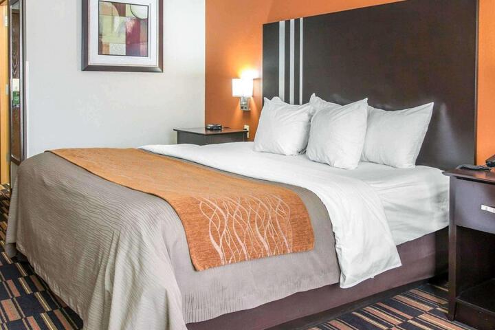 1 King Bed (1 of 8)