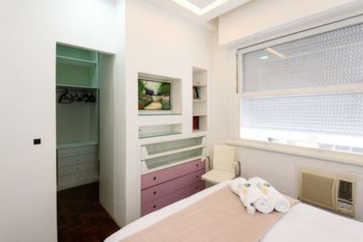 Room 10 of 32