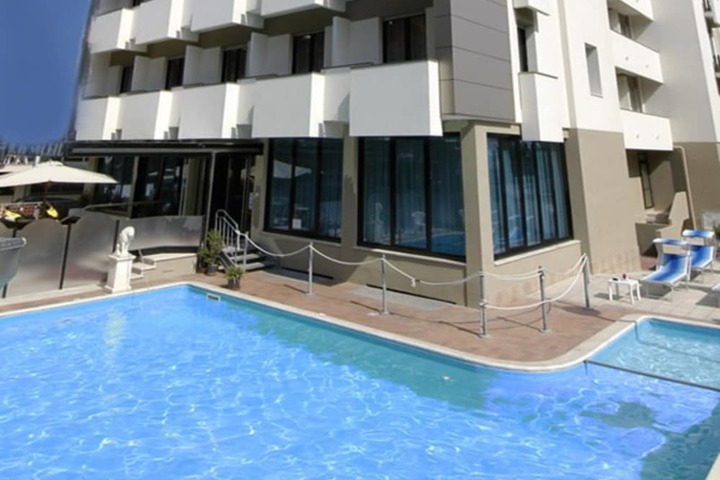 Hotel Pool
