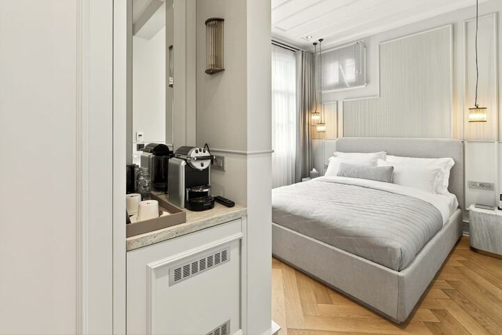 Room 32 of 103