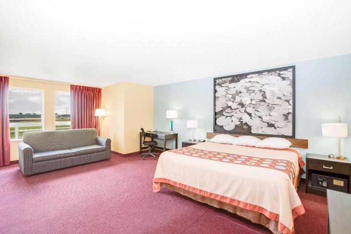 1 Queen Bed (13 of 19)