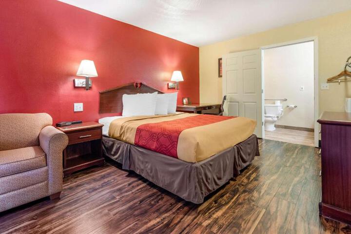 1 Queen Bed (11 of 19)