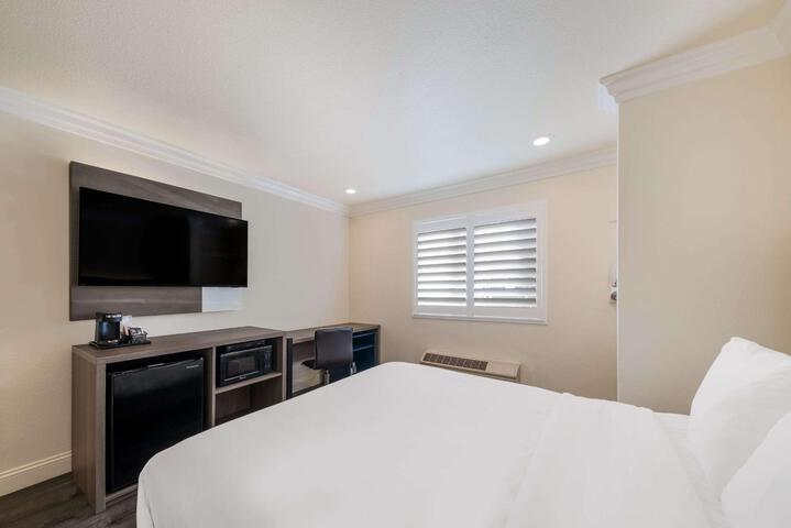 1 Queen Bed (8 of 16)