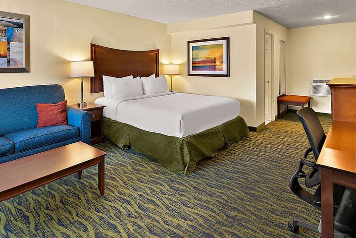 1 King Bed (3 of 8)