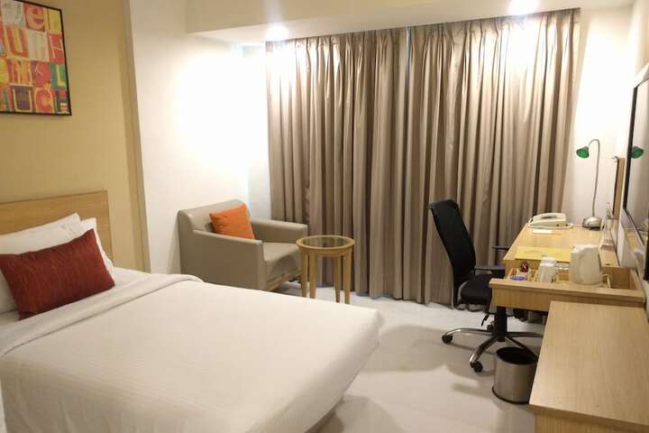 Room 8 of 33
