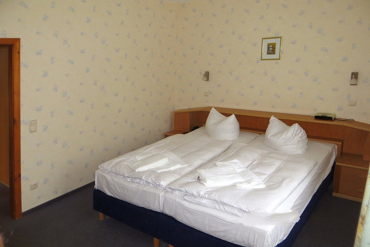 Room 2 of 6