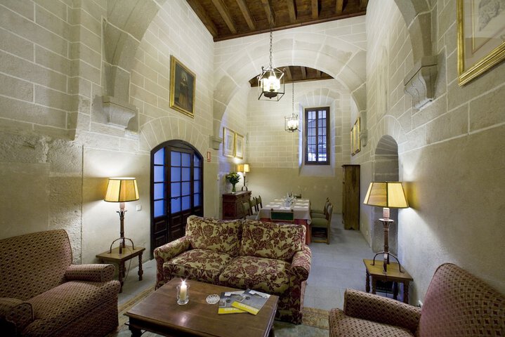 Lounge 24 of 49