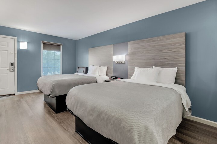 2 Double Beds (7 of 11)