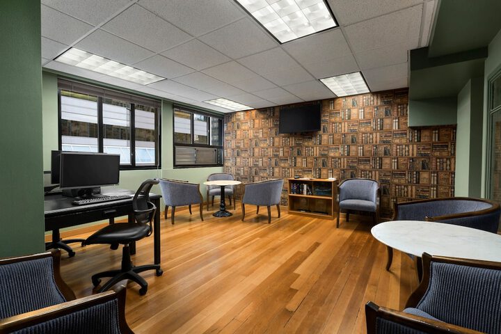 Business Center 21 of 26