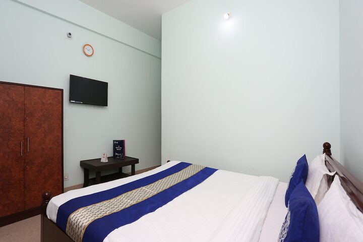 Room 8 of 12
