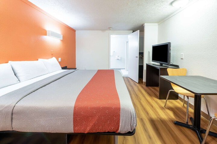 1 King Bed (7 of 11)