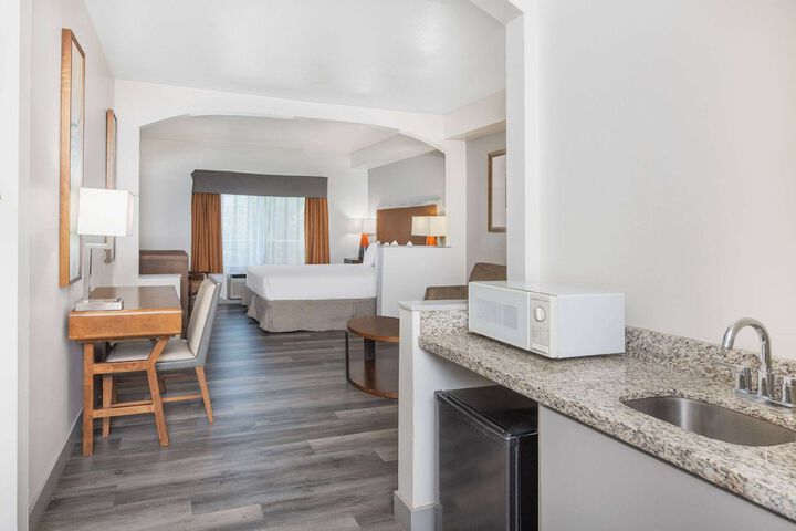 1 King Bed Suite (9 of 10)