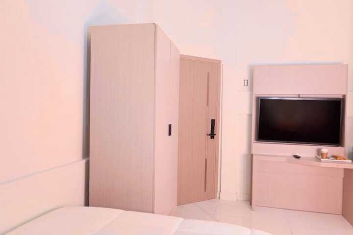 Room 15 of 33