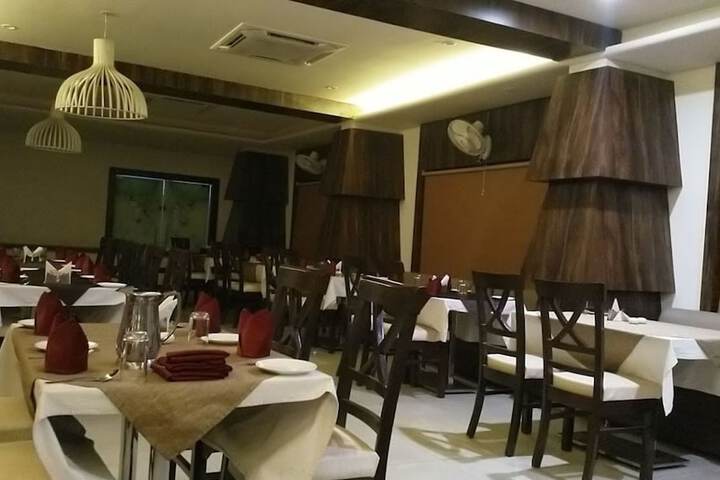 Dining 7 of 8