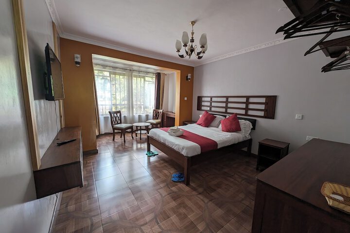 Room 4 of 9