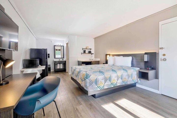 1 Queen Bed Kitchen (9 of 18)