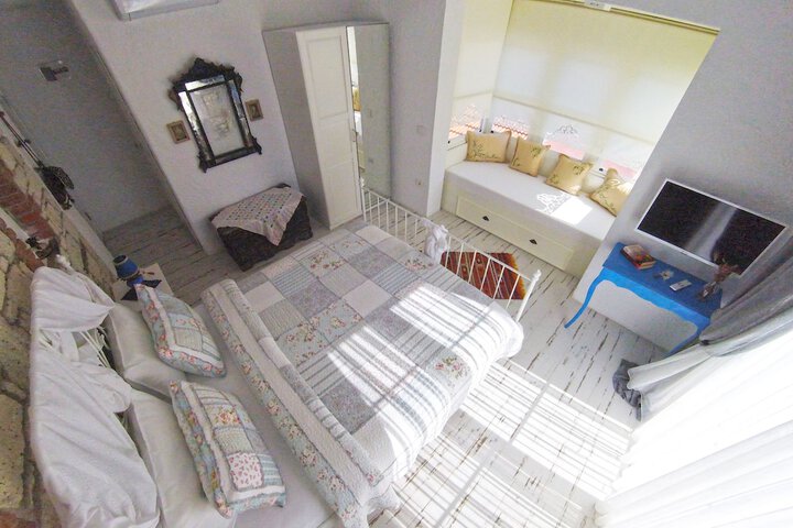 Room 24 of 77