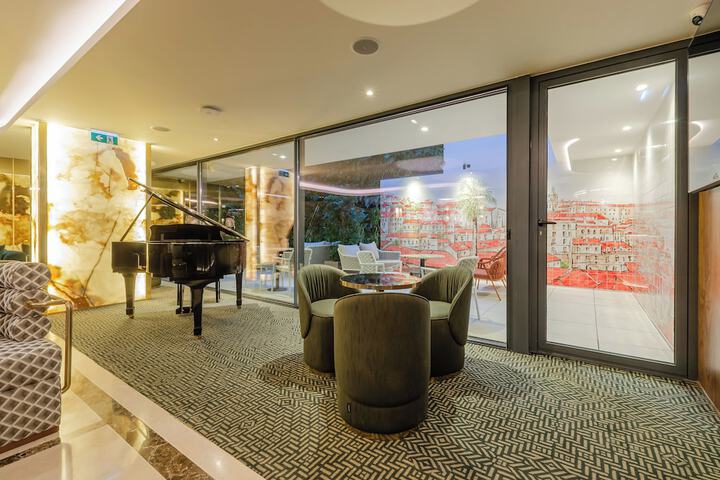 Lounge 70 of 93