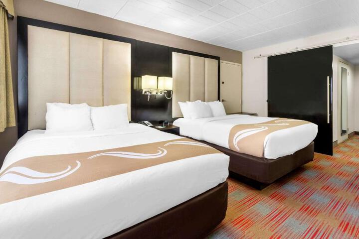 2 Queen Beds (7 of 18)