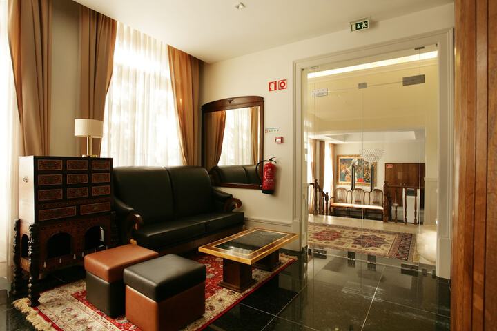 Lounge 23 of 29