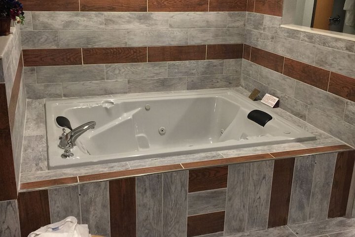 Jetted tub