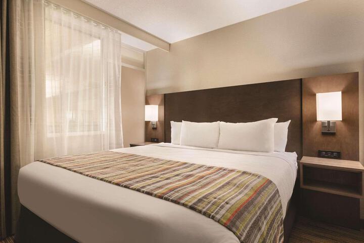 1 King Bed (2 of 11)