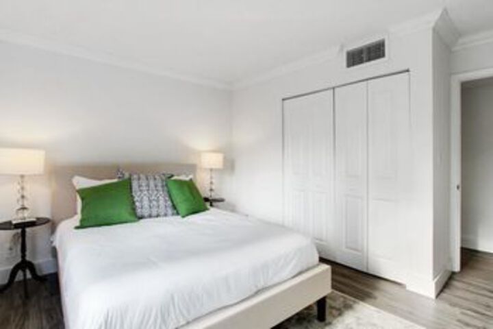Room 6 of 17
