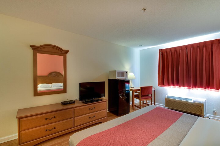 1 King Bed (1 of 19)