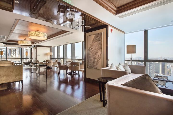 Lounge 118 of 122