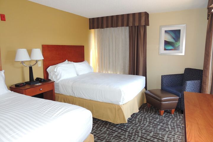 2 Queen Beds (5 of 12)
