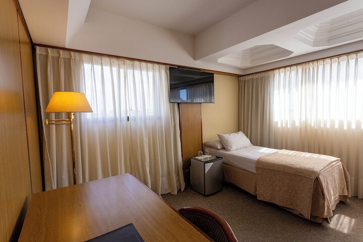 Room 13 of 32