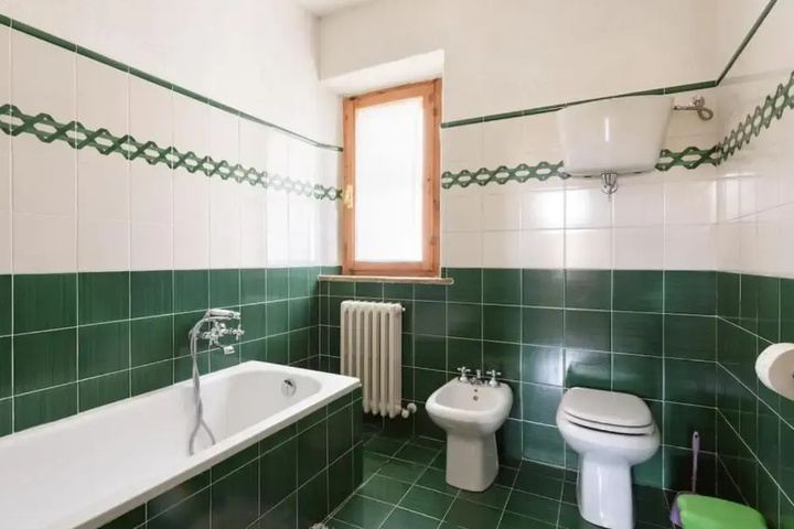 Room 4 of 12