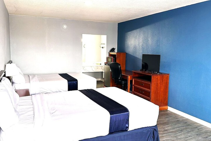 2 Queen Beds (8 of 8)