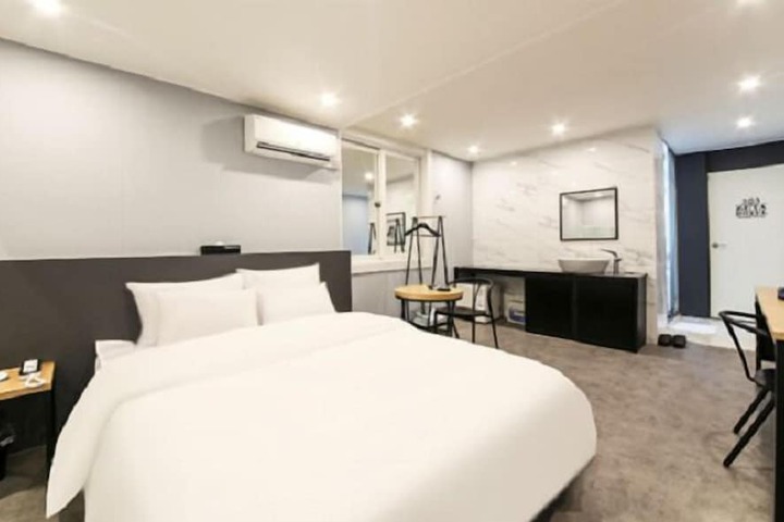 Room 16 of 27