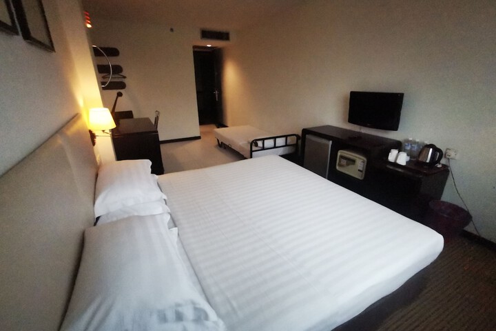 Room 13 of 28