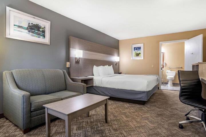1 King Bed High Speed Internet Accessible Coffee Maker Iron and Ironing Board Hairdryer Full Breakfast (2 of 12)